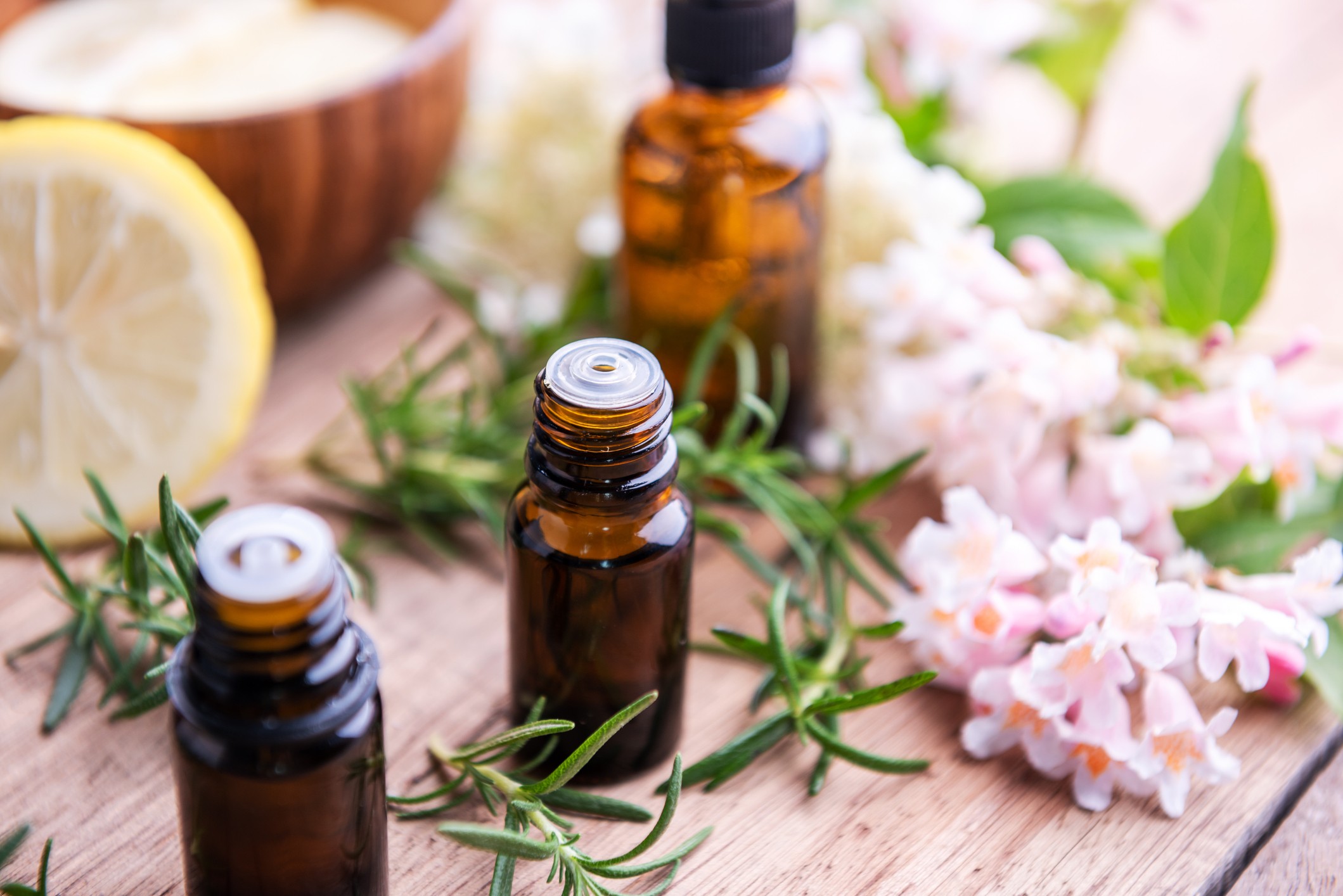 Aromas terapêuticos calmantes para ambientes: os óleos essenciais que relaxam e melhoram o sono