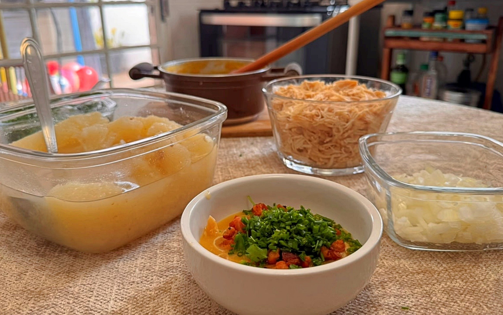 'Barato da Cozinha': aprenda a fazer caldo cremoso de mandioca com frango para os dias frios