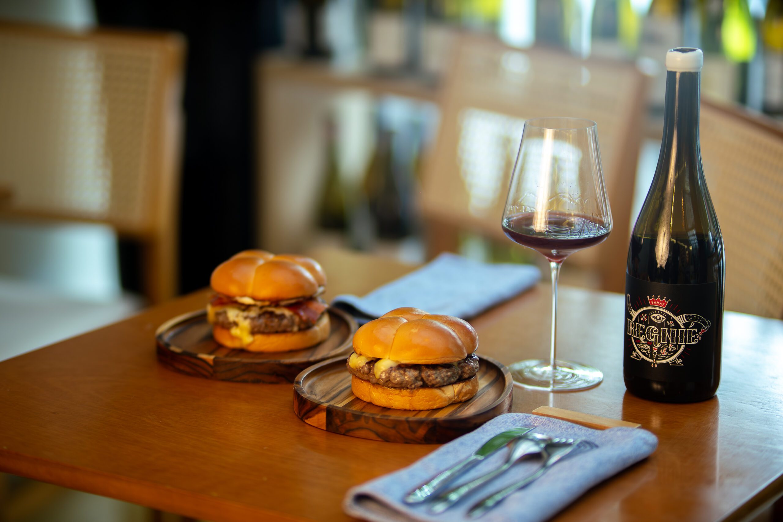Cellar Cave aposta em harmonização de vinhos com hambúrguer