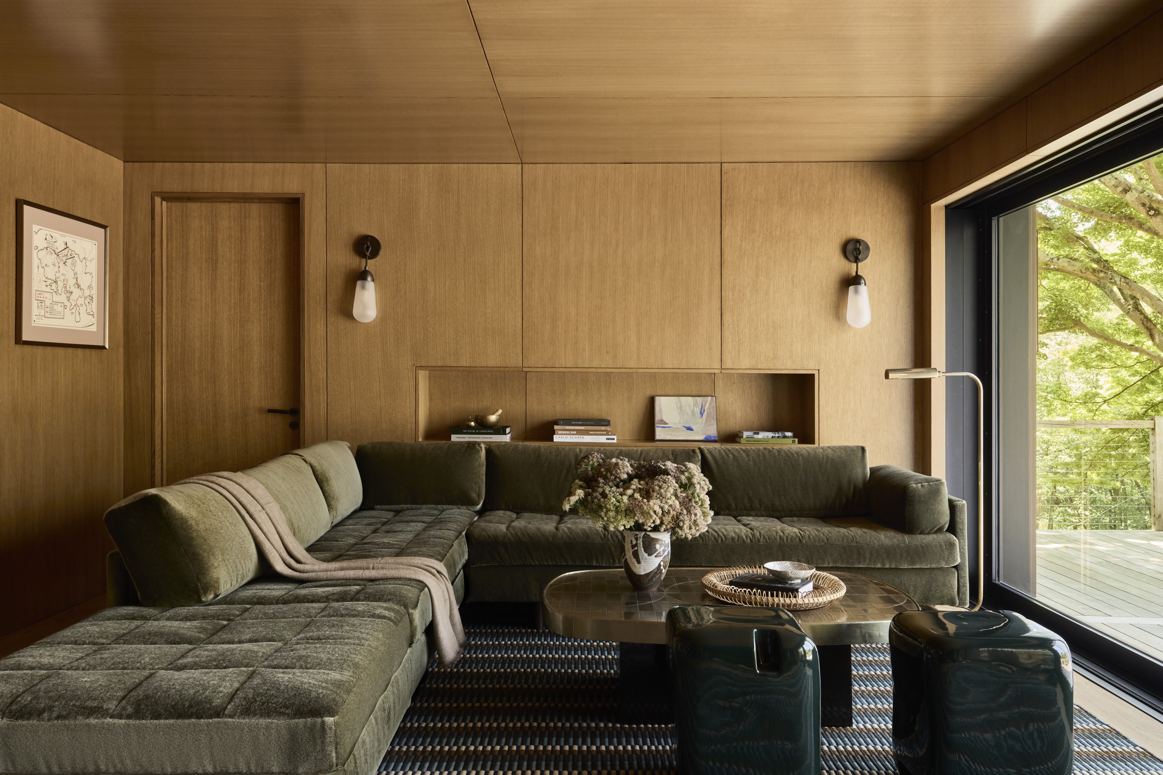 Casa na árvore: cores da natureza inspiram lar cercado por floresta