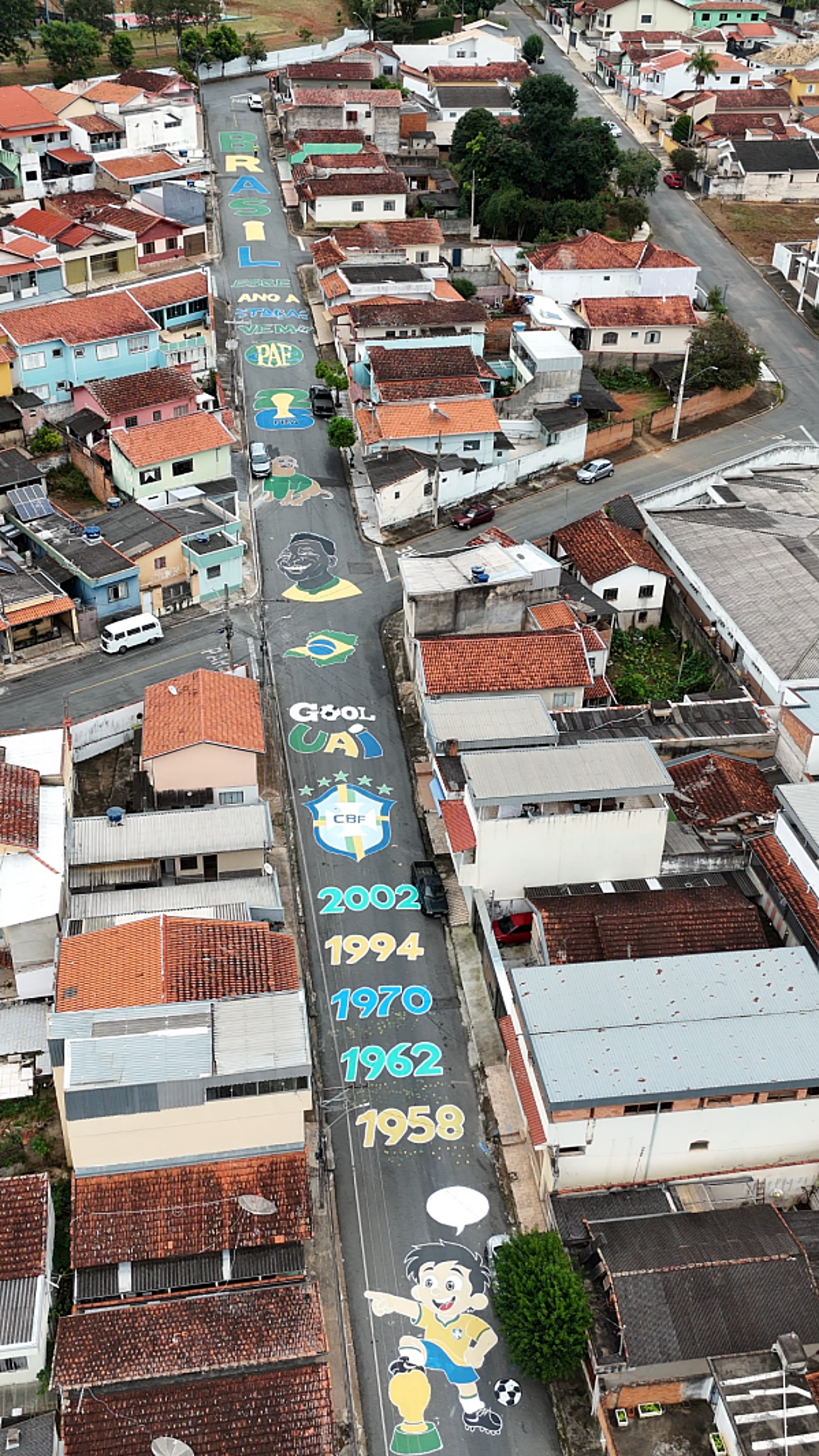 'Foi o reconhecimento de um sonho': vídeo de rua pintada para a Copa do Mundo chega à CBF e viraliza em MG