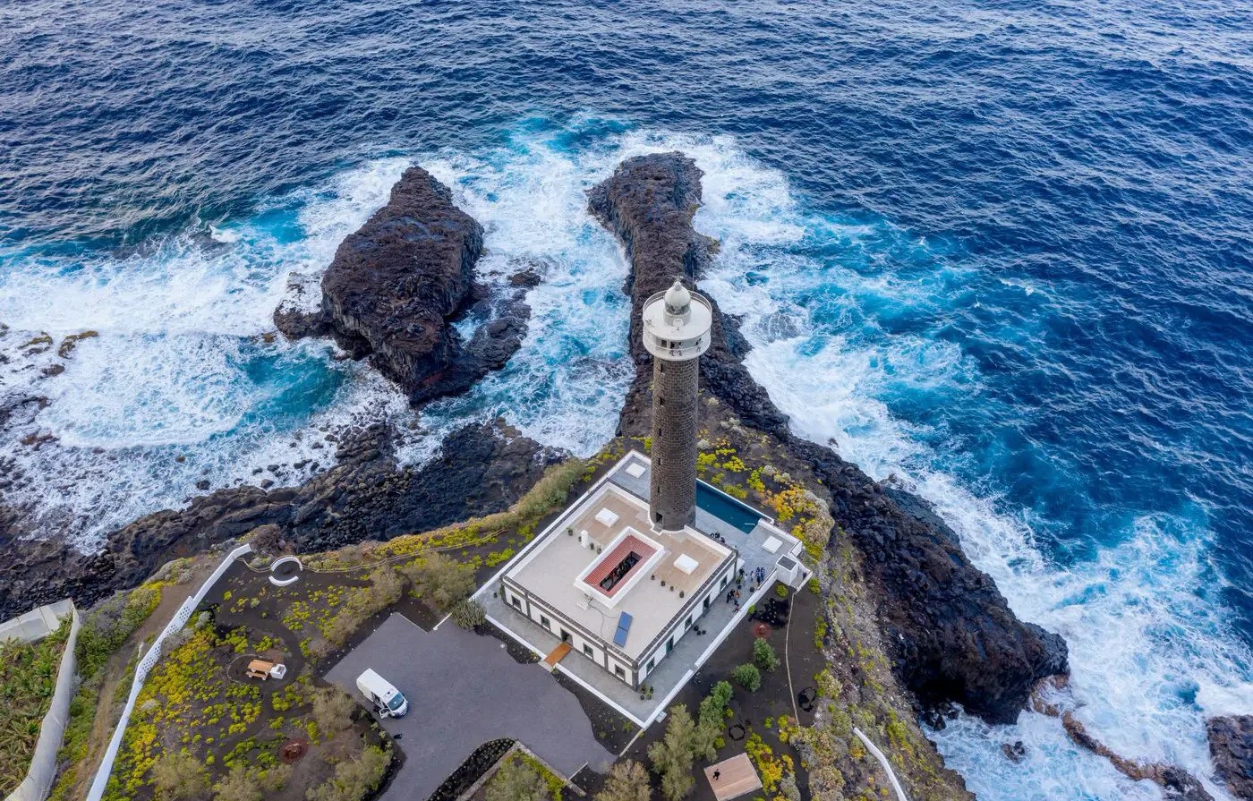 Farol abandonado nas Ilhas Canárias vira hotel de luxo com interiores surpreendentes