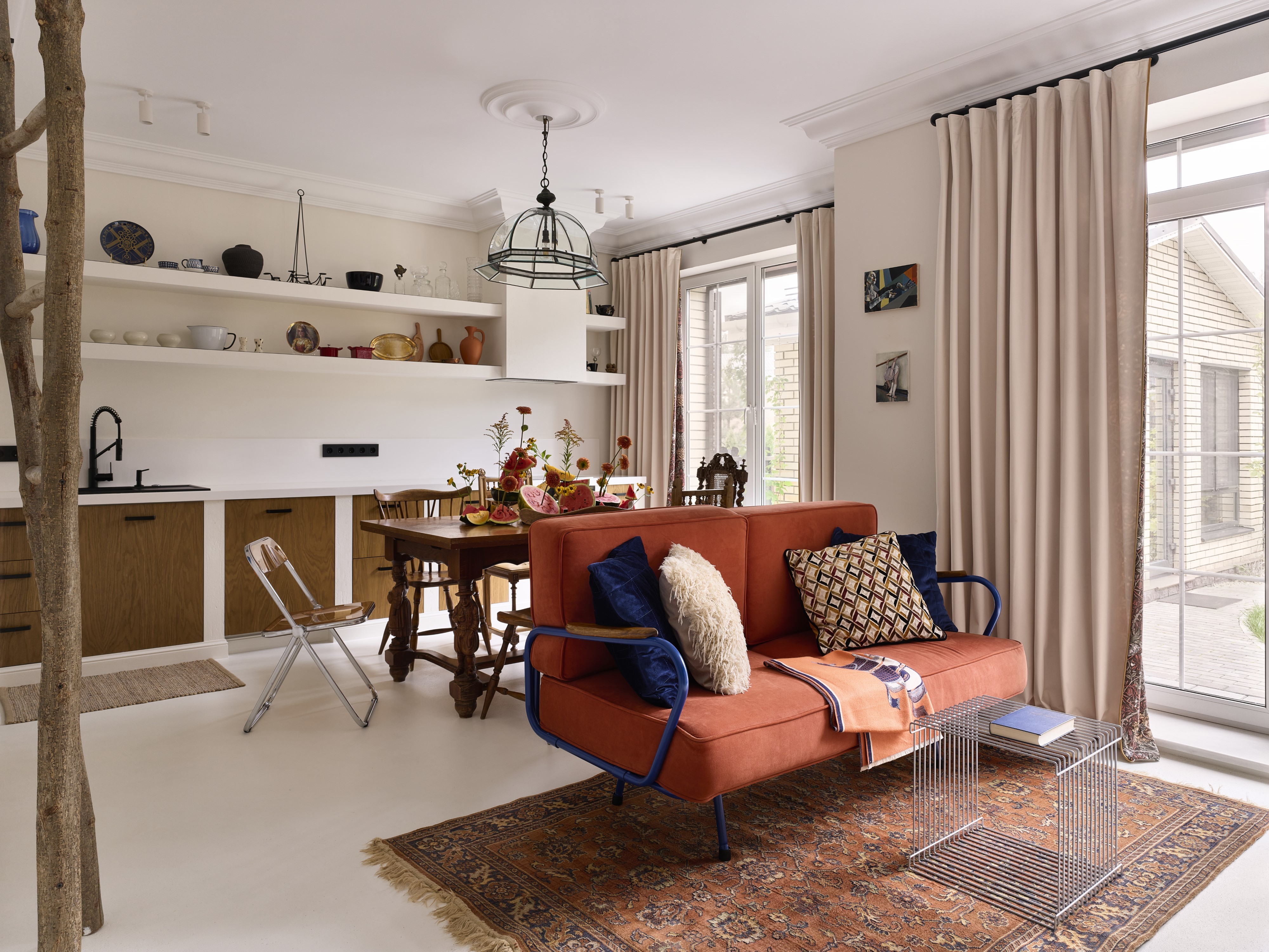 Casa de designer em Moscou equilibra expressividade e acolhimento