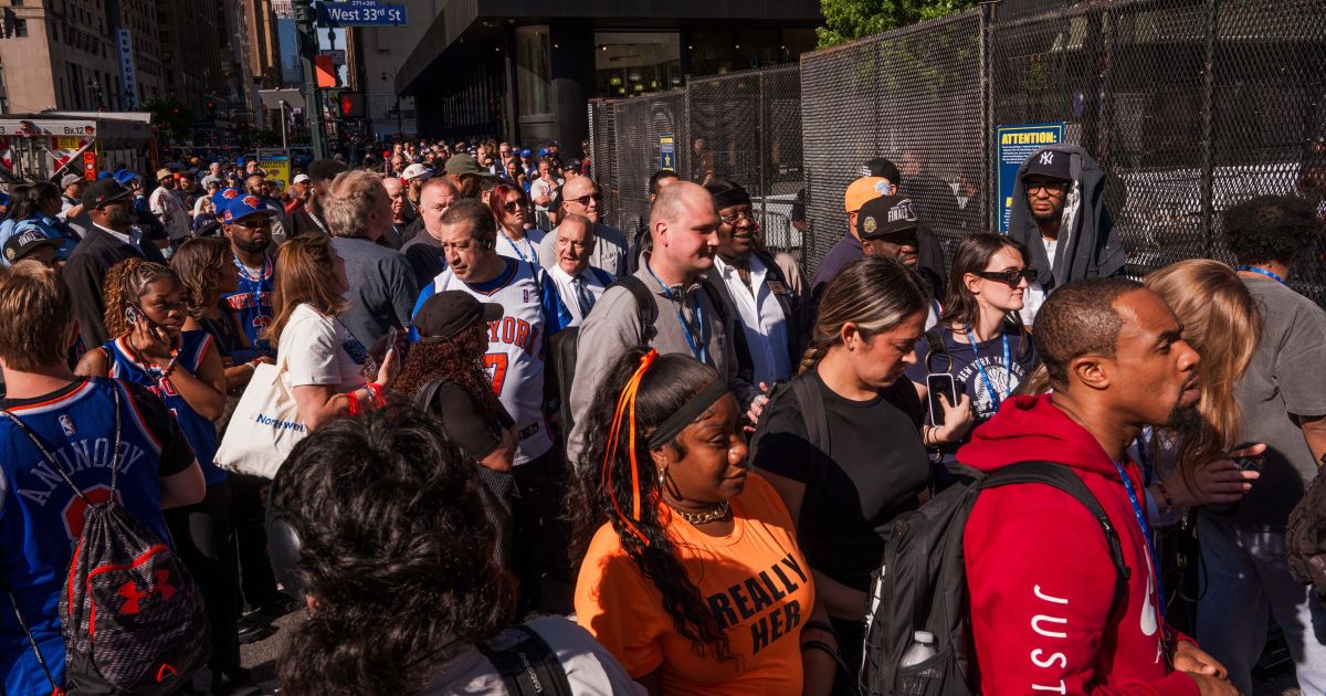 Final da NBA: ida de Trump causa fila quilométrica e “revista de aeroporto”