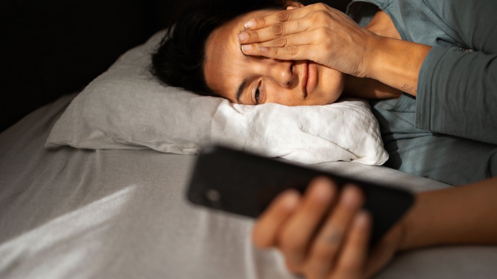Pegar o celular ao acordar pode estar te deixando mais estressado