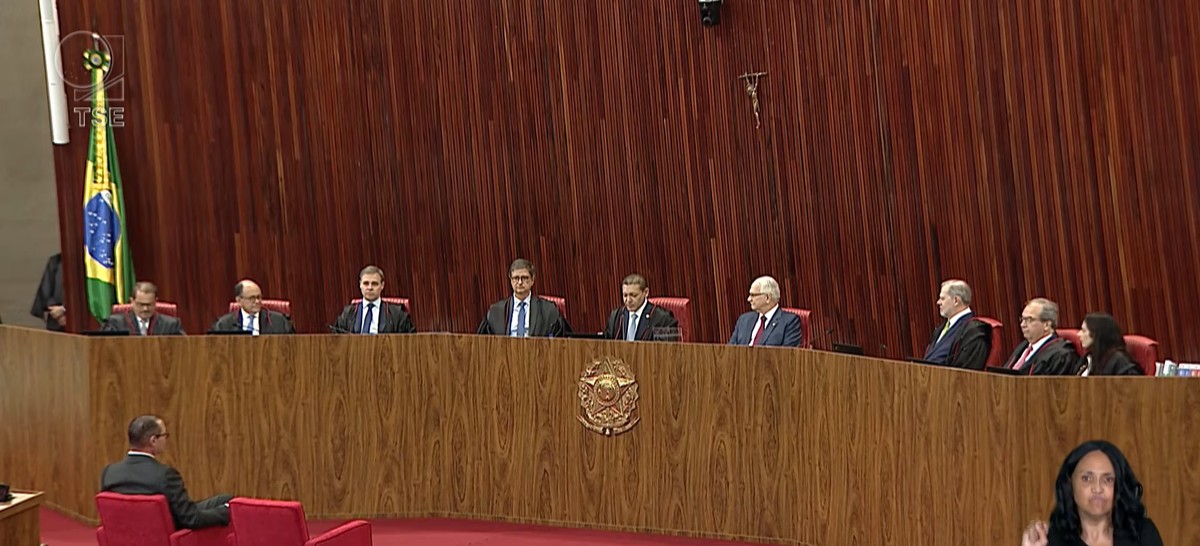 Ministra Estela Aranha pede vista e TSE adia julgamento de decisão de Nunes Marques que suspendeu pesquisa com queda de Flávio