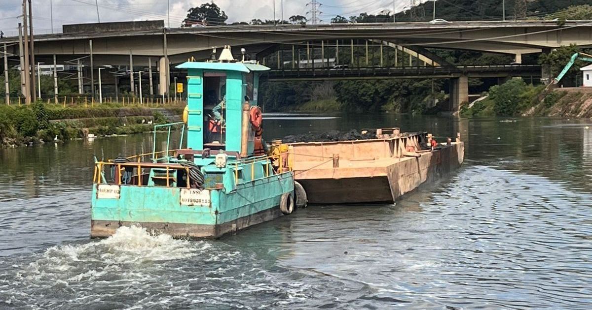 A dura missão de um barco para tirar montanhas de lixo do Rio Pinheiros