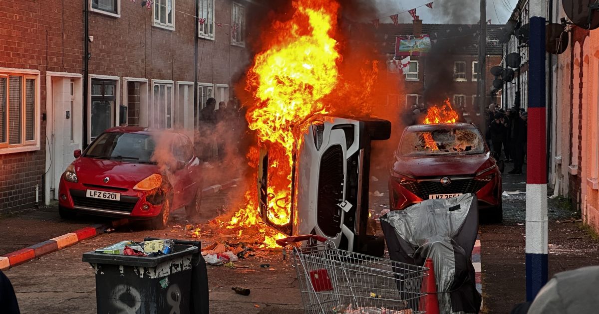 Protestos anti-imigração tomam Belfast após ataque com faca