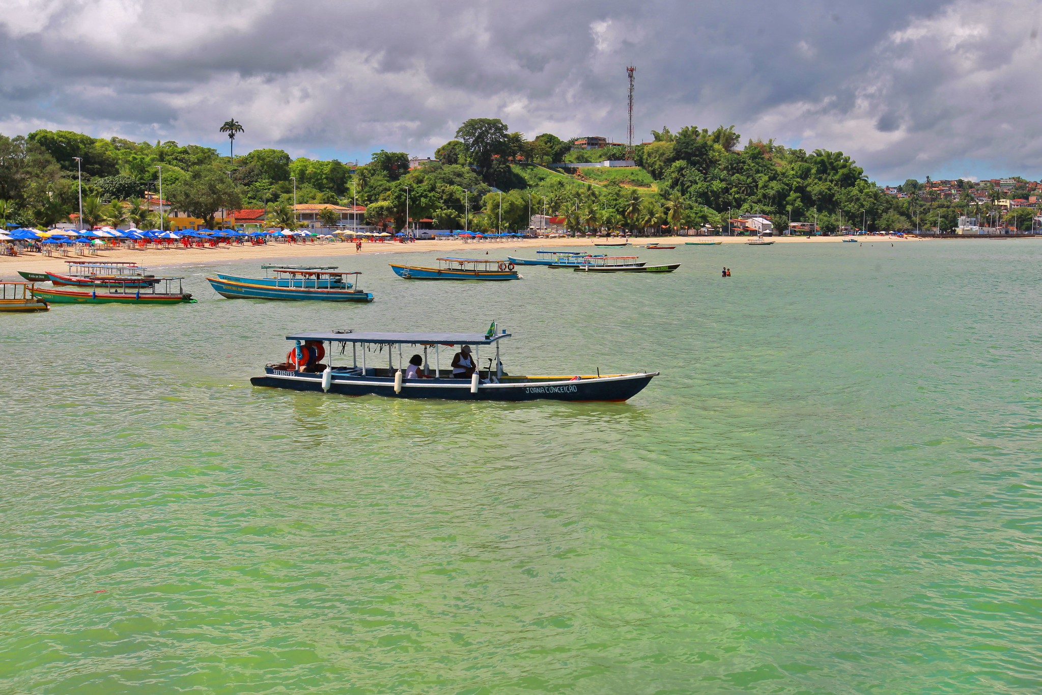Salvador decreta emergência ambiental após contaminação química na praia de São Tomé de Paripe