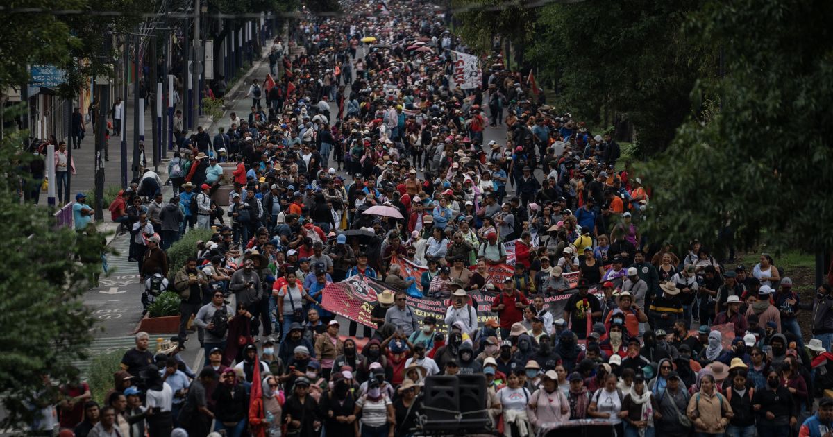 México: Polícia bloqueia marcha de professores em direção a estádio da Copa