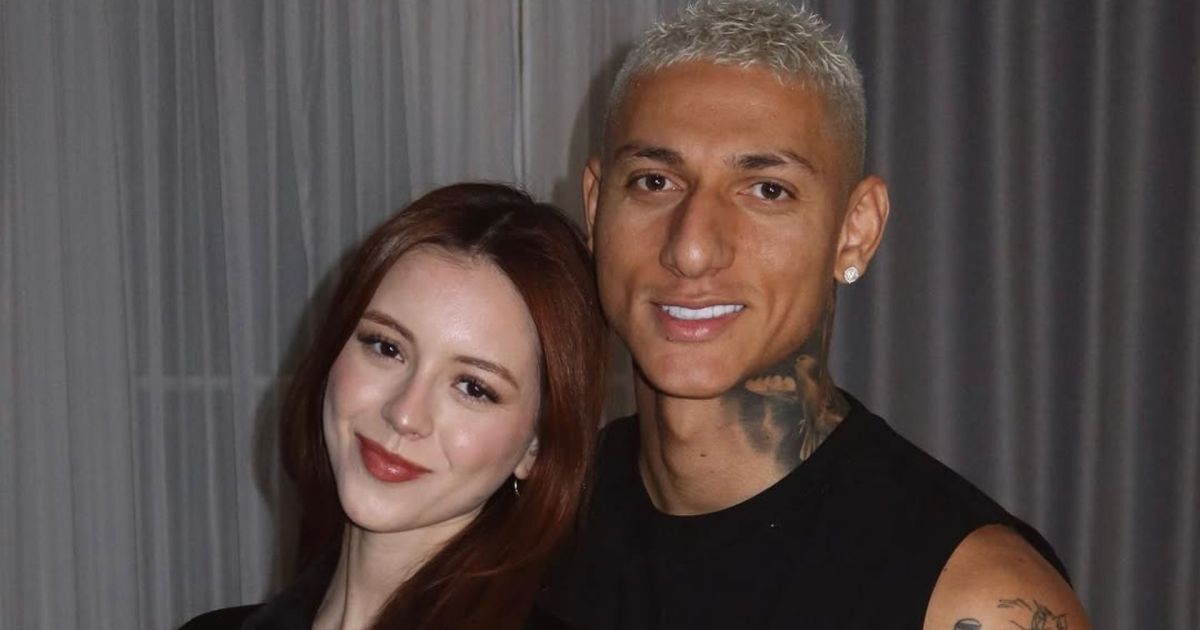 Esposa de Richarlison, Amanda Araújo, vira fenômeno nas redes; conheça