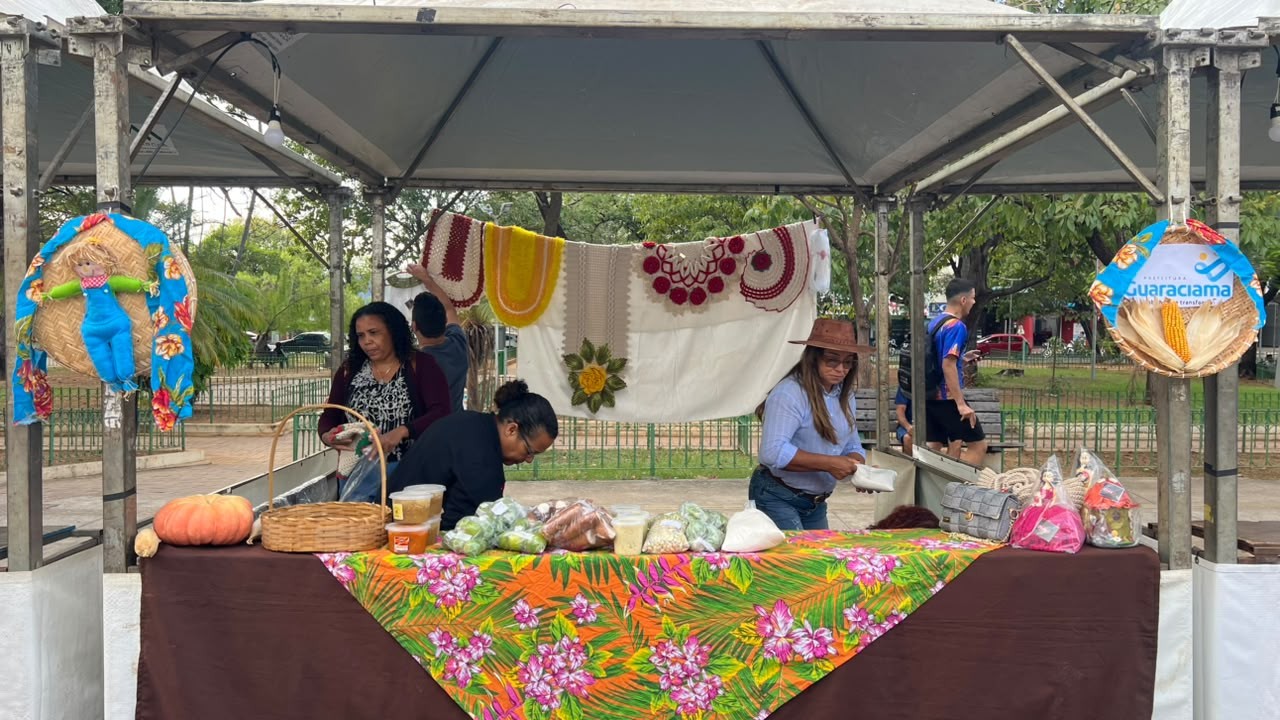 Feira Regional de Economia Solidária leva artesanato e produtos da agricultura familiar à Praça da Matriz, em Montes Claros