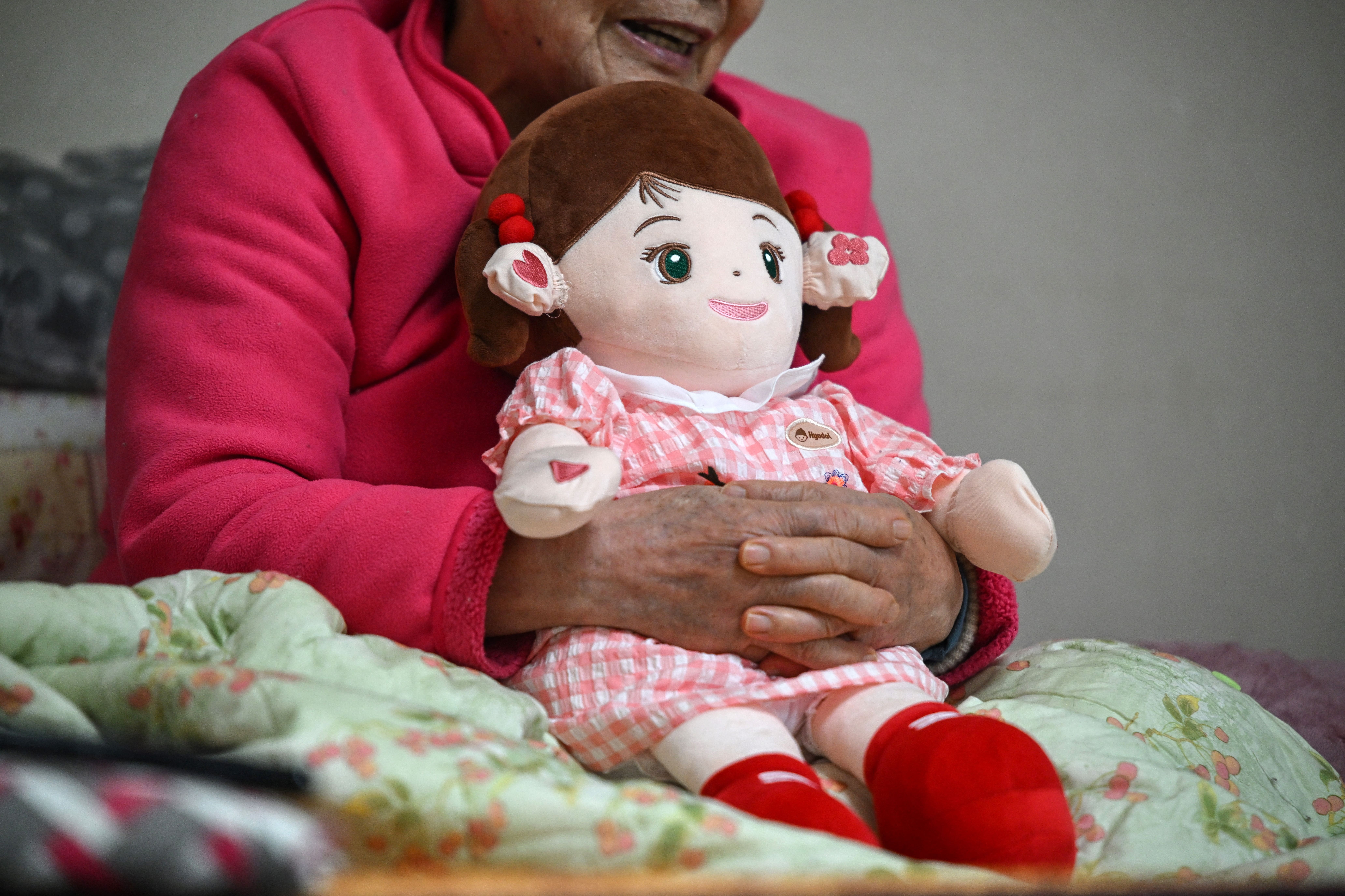 Bonecas com IA viram companhia para idosos solitários na Coreia do Sul; dispositivos oferecem apoio emocional e lembram remédios