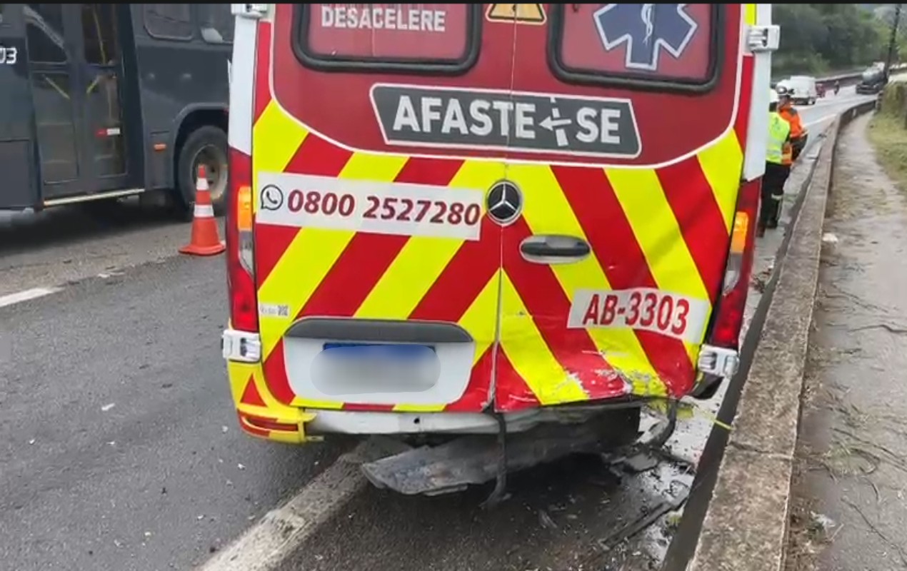 Carro invade sinalização, bate em ambulância e deixa dois feridos na Raposo Tavares em São Roque