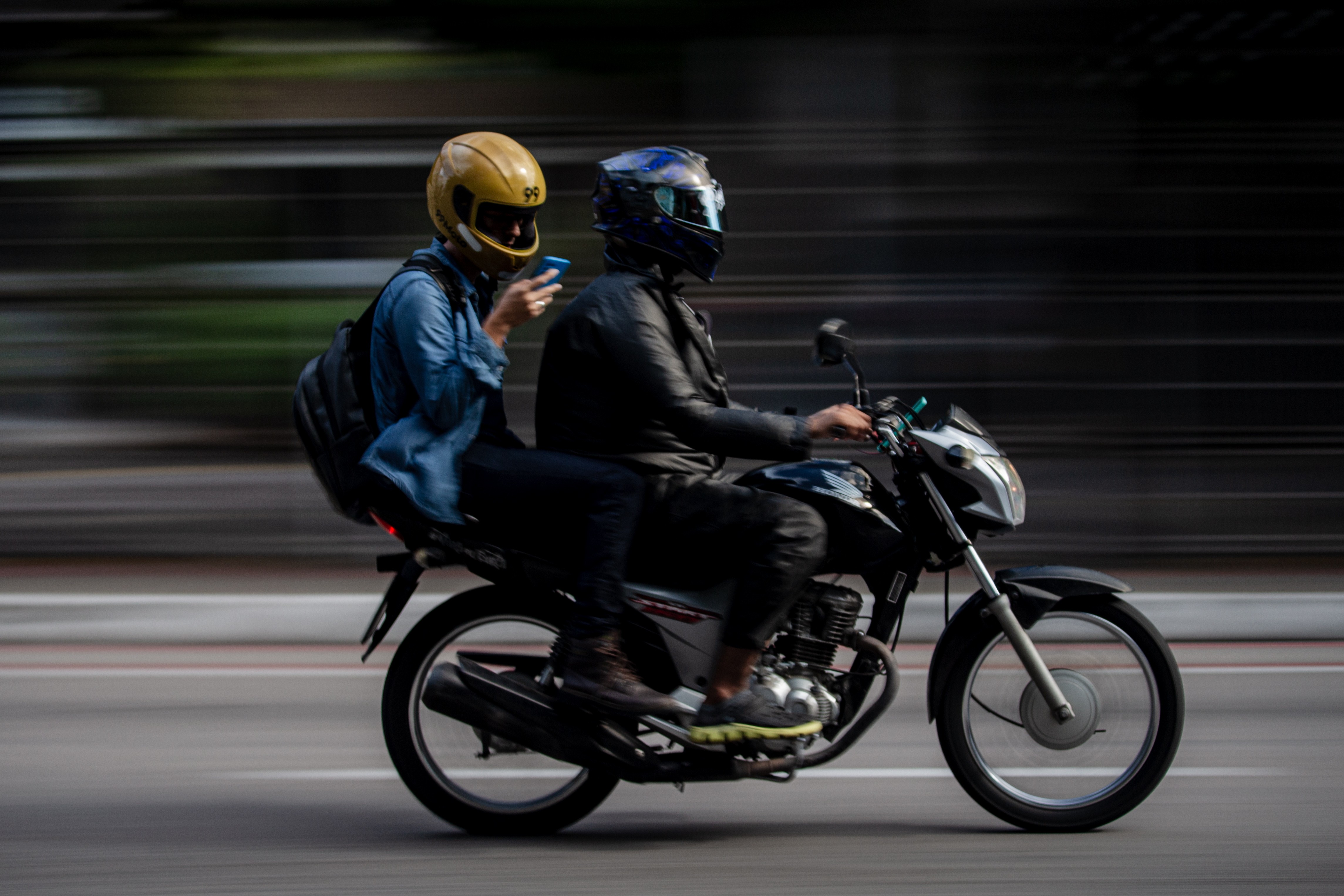 Lula lança linha de crédito para compra de moto e bicicleta elétrica por entregadores de app; veja regras