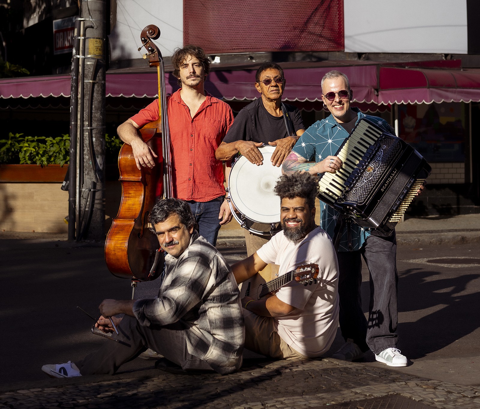 Pedro Miranda e Forró da Gávea seguem o baile nordestino em álbum feito como se o baião ainda fosse a dança da moda
