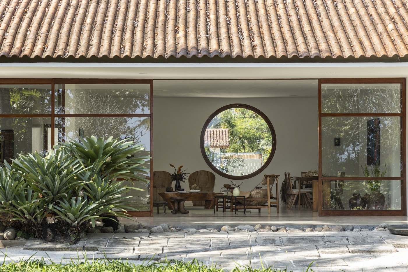 Casa assinada por Oscar Niemeyer em Ilhabela está à venda por R$ 15,7 milhões