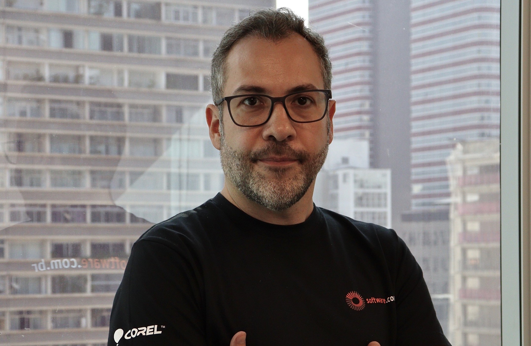 Filho de feirante cria empresa de tecnologia que fatura R$ 140 milhões e firma parceria com a OpenAI