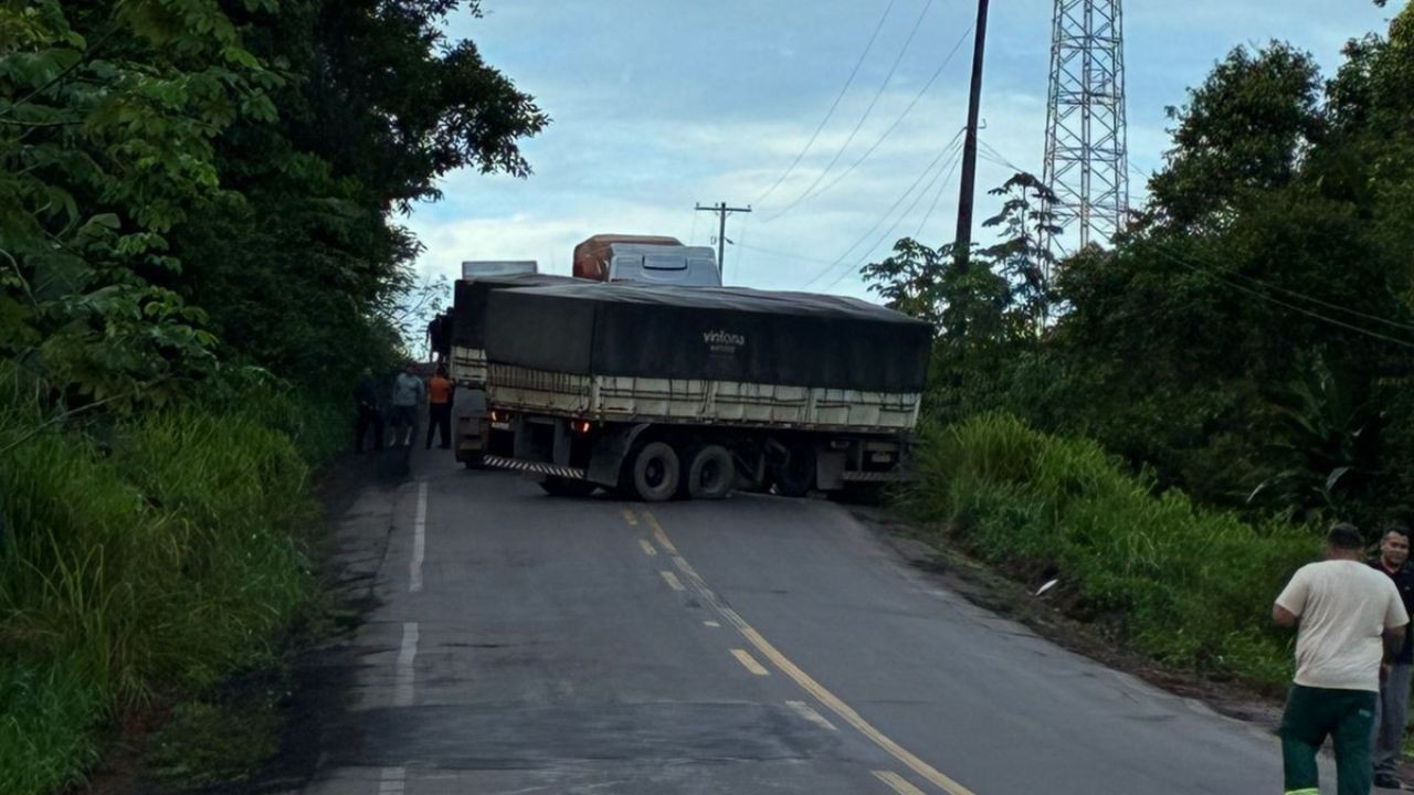 Carreta sofre pane mecânica e causa congestionamento na BR-174, no Amazonas