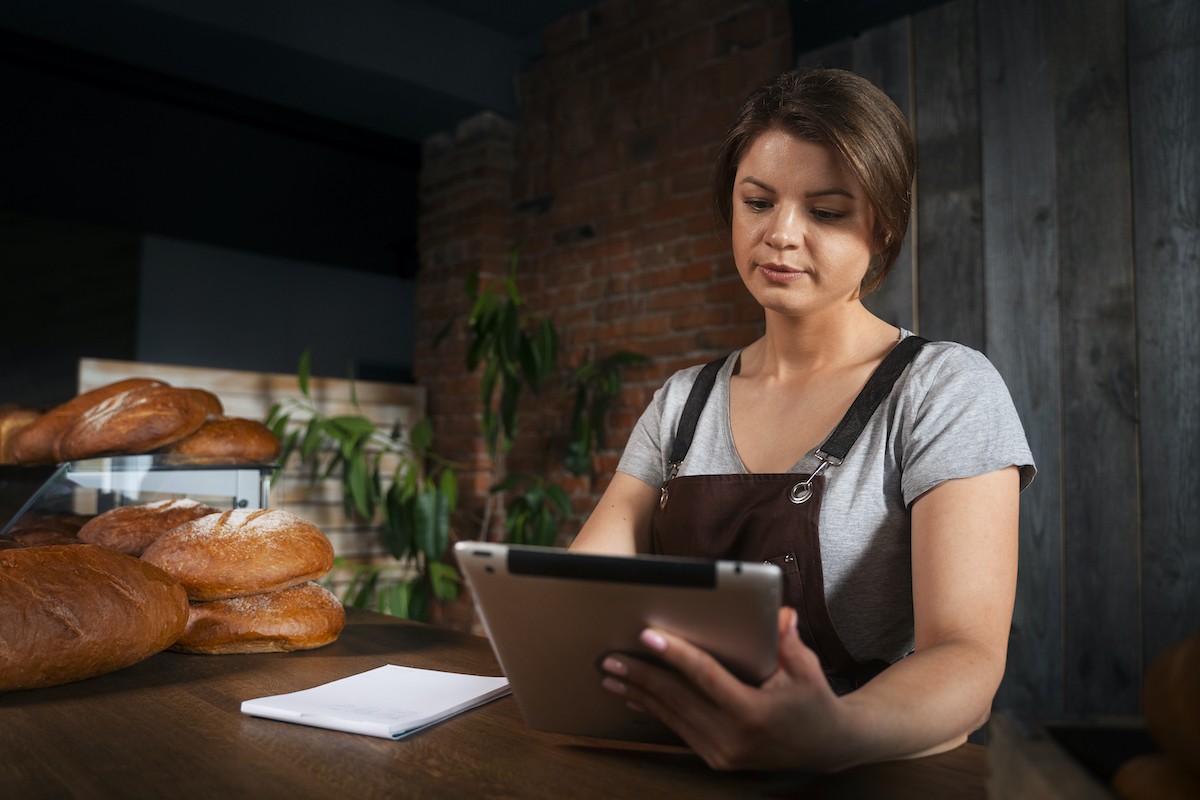 Hotéis e restaurantes estão entre os que mais aceleraram uso de IA para linguagem, diz estudo