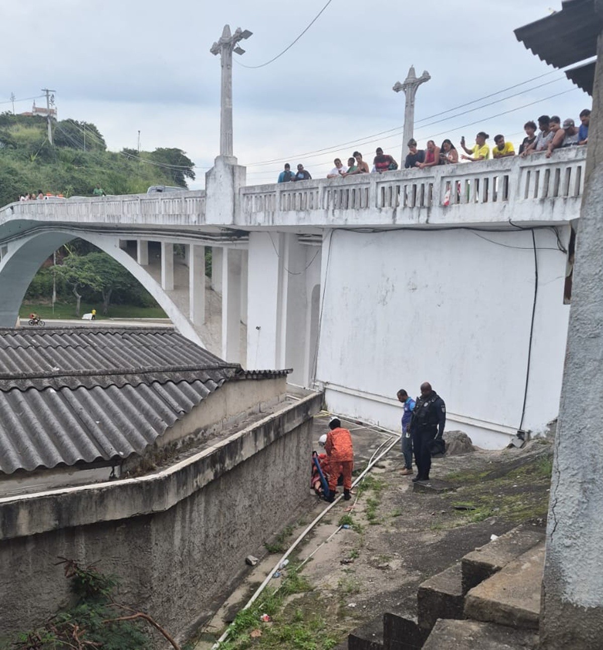 Após furto em loja, mulher pula de ponte durante fuga em Cabo Frio