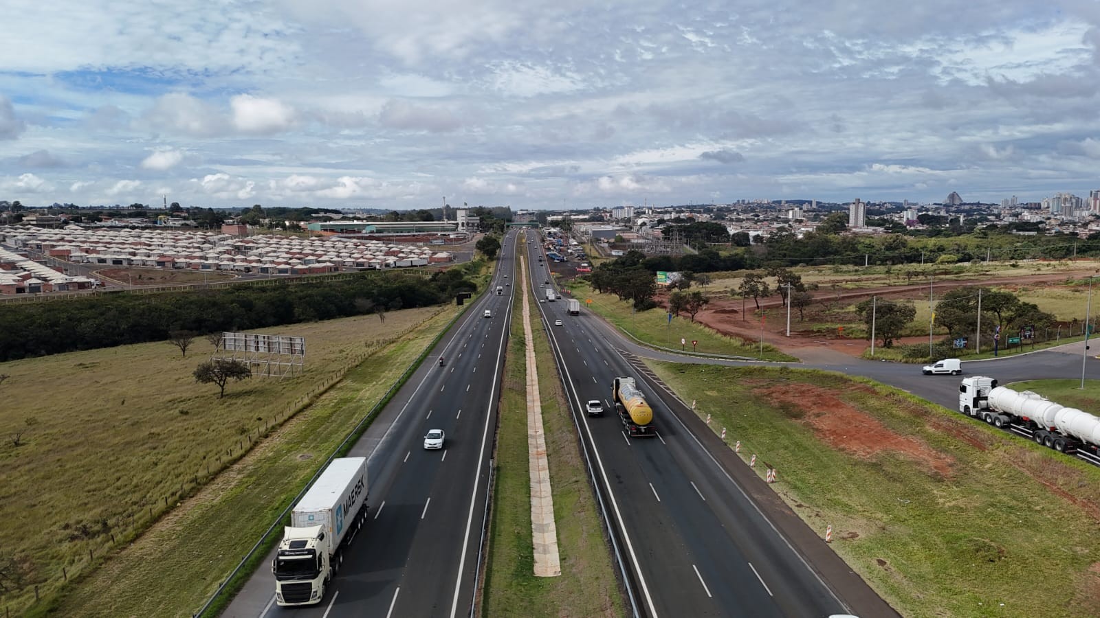 Rodovia Washington Luís ganha 10 km de terceiras faixas e libera viadutos na região