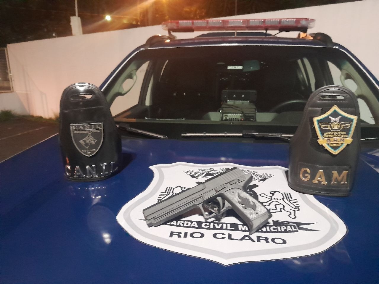Homem é detido pela GCM após ameaçar crianças com réplica de pistola no interior de SP