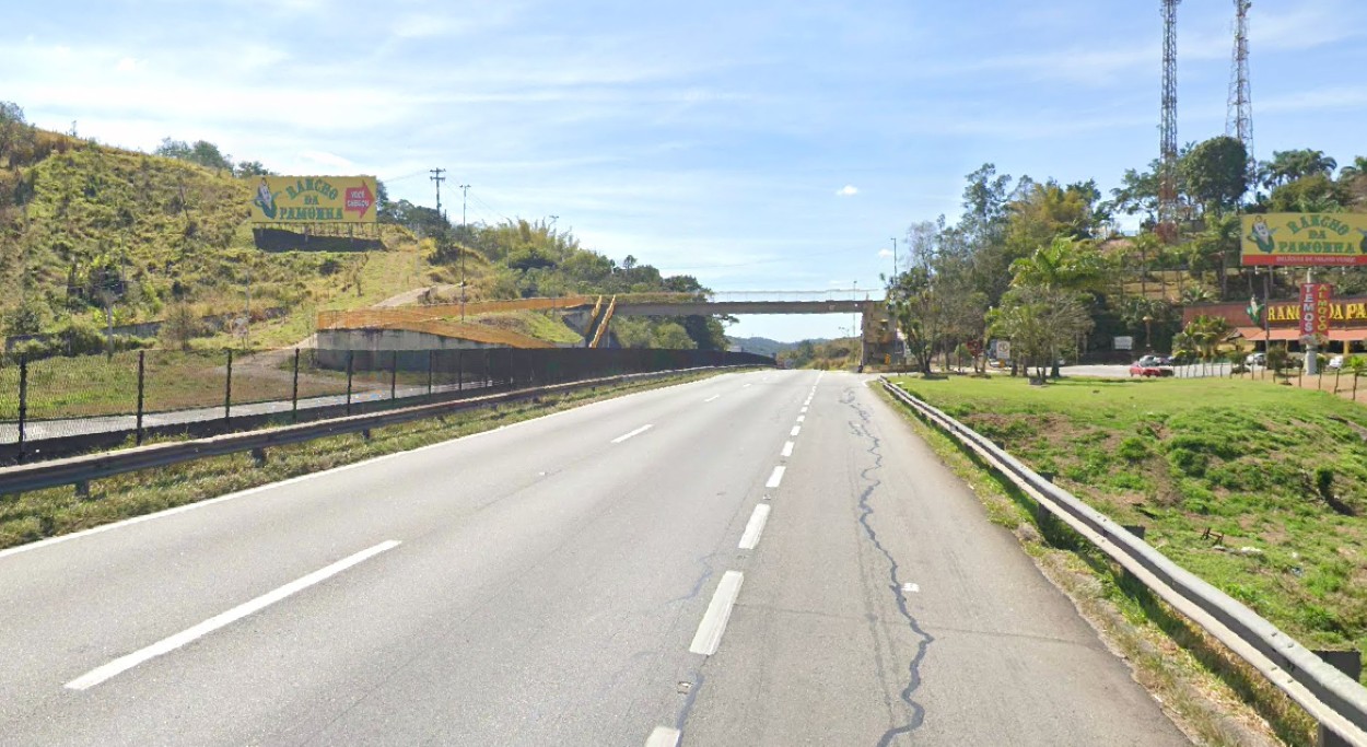 Batida entre dois carros e uma moto deixa três pessoas feridas na Via Dutra