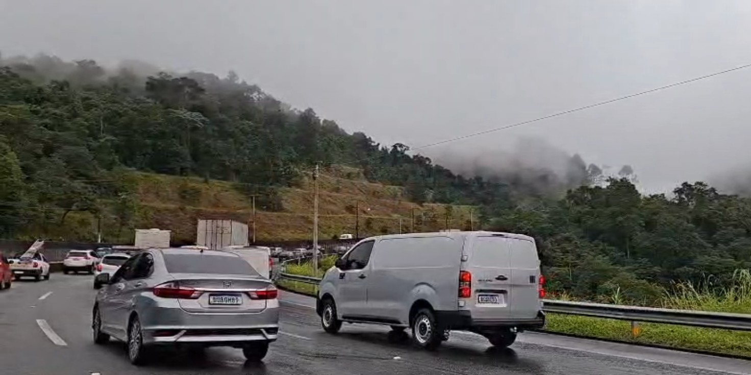 Carro capota e causa 3 km de congestionamento na Mogi-Dutra