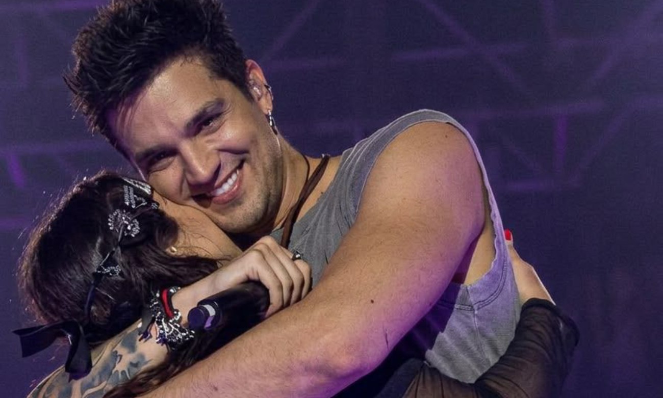 Luan Santana vê cartaz com pedido de fã e chama grávida ao palco para chá revelação durante show no Paraná