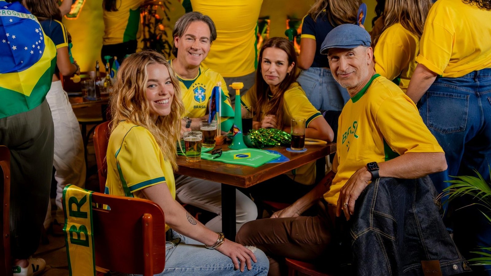 Milly Alcock, de Supergirl e Casa do Dragão, vem ao Brasil e assiste jogo da seleção em bar