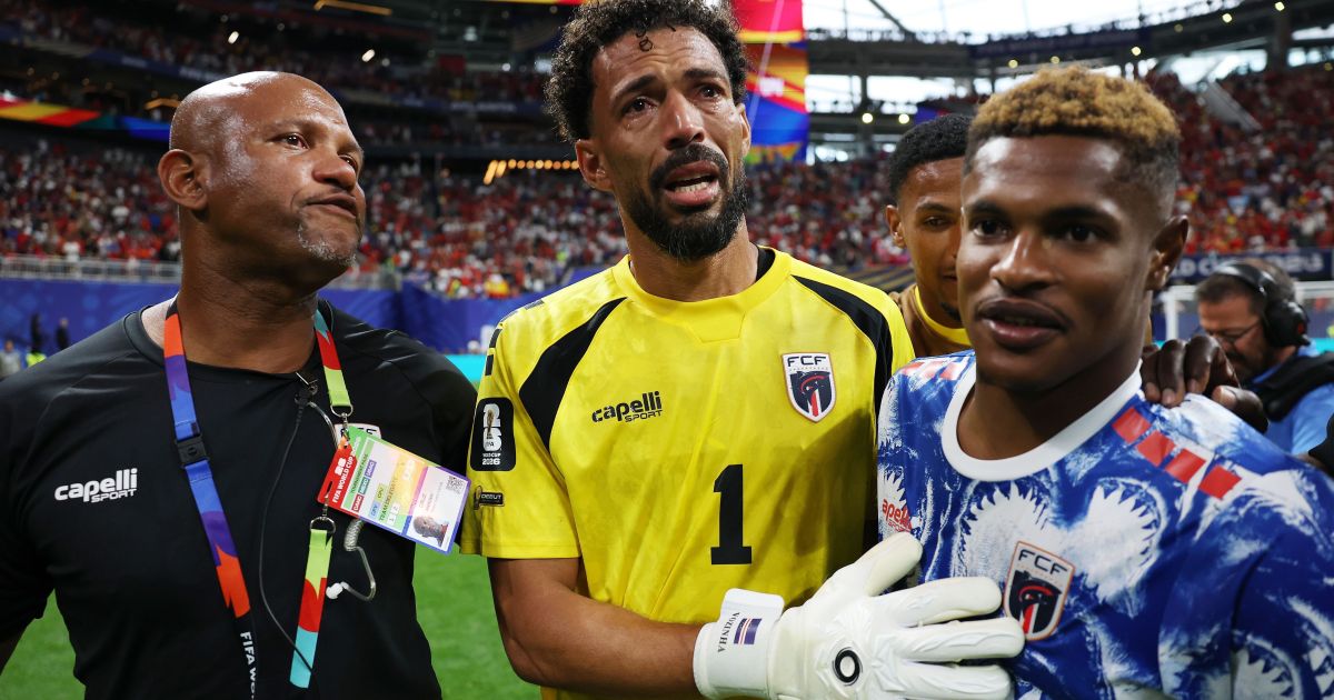 Craque do jogo, goleiro Vozinha sai chorando de campo após segurar Espanha