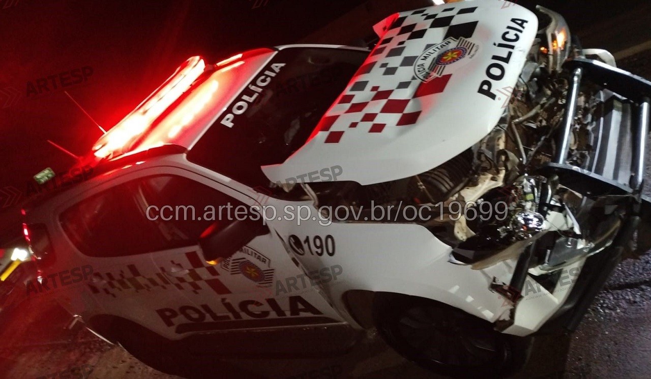 Viaturas da PM batem na Rodovia Raposo Tavares enquanto seguiam para atender a ocorrência de roubo em Palmital