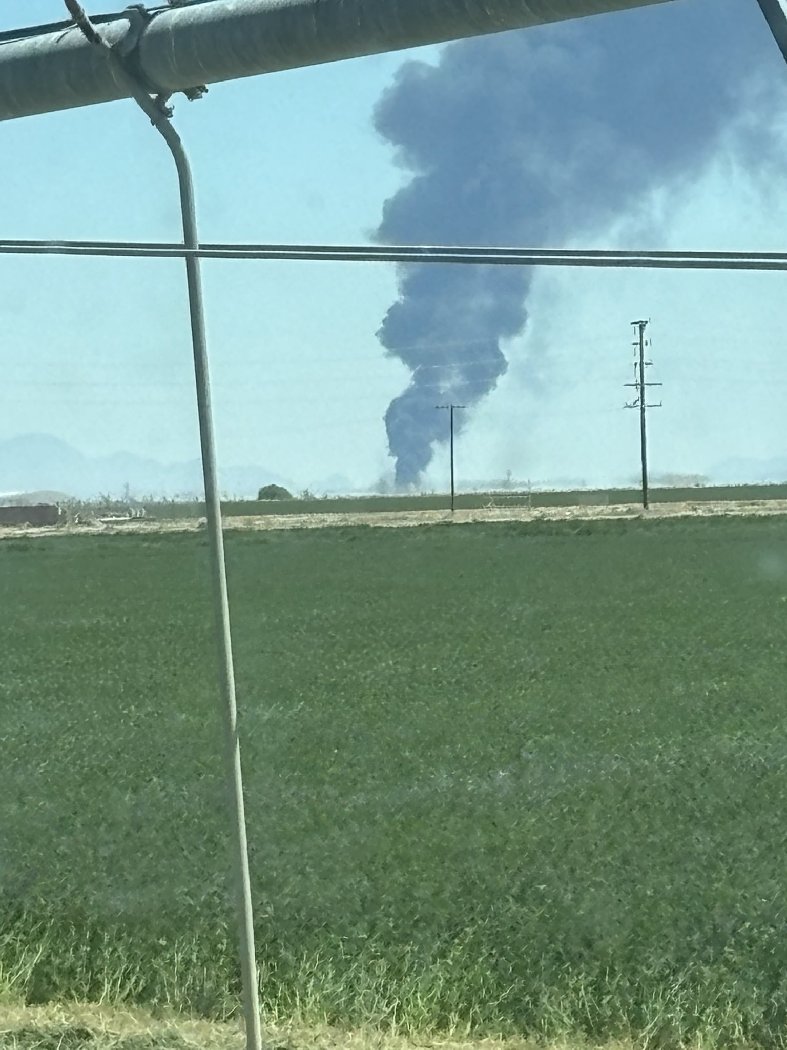 Coluna de fumaça é vista na Base Aérea Edwards, na Califórnia