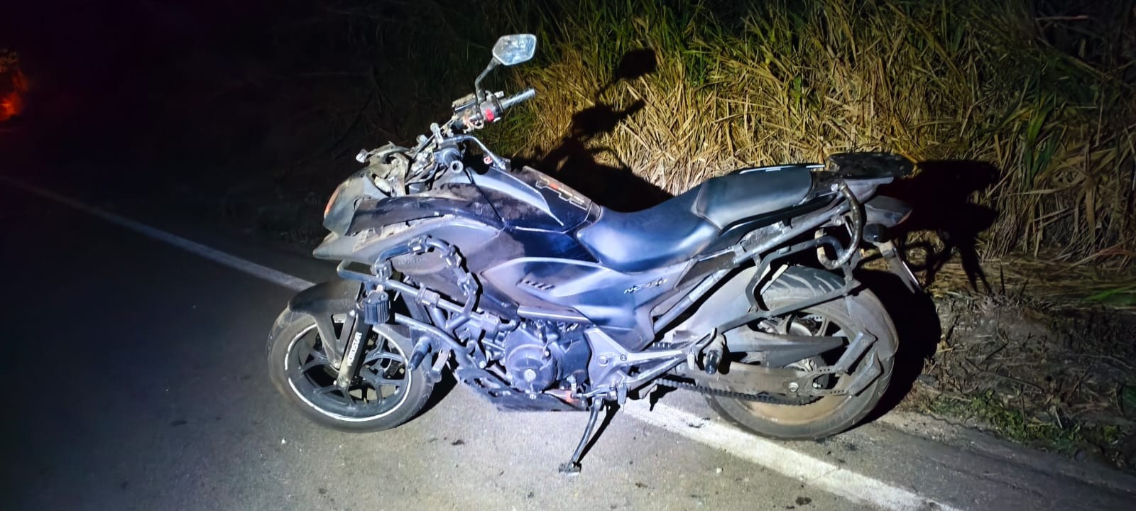 Tronco de árvore na pista provoca acidente e deixa um morto e quatro feridos na MG-060