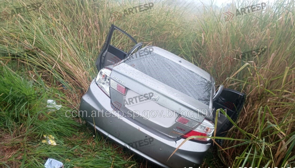 Mulher morre após carro aquaplanar e capotar na Rodovia Washington Luís no interior de SP