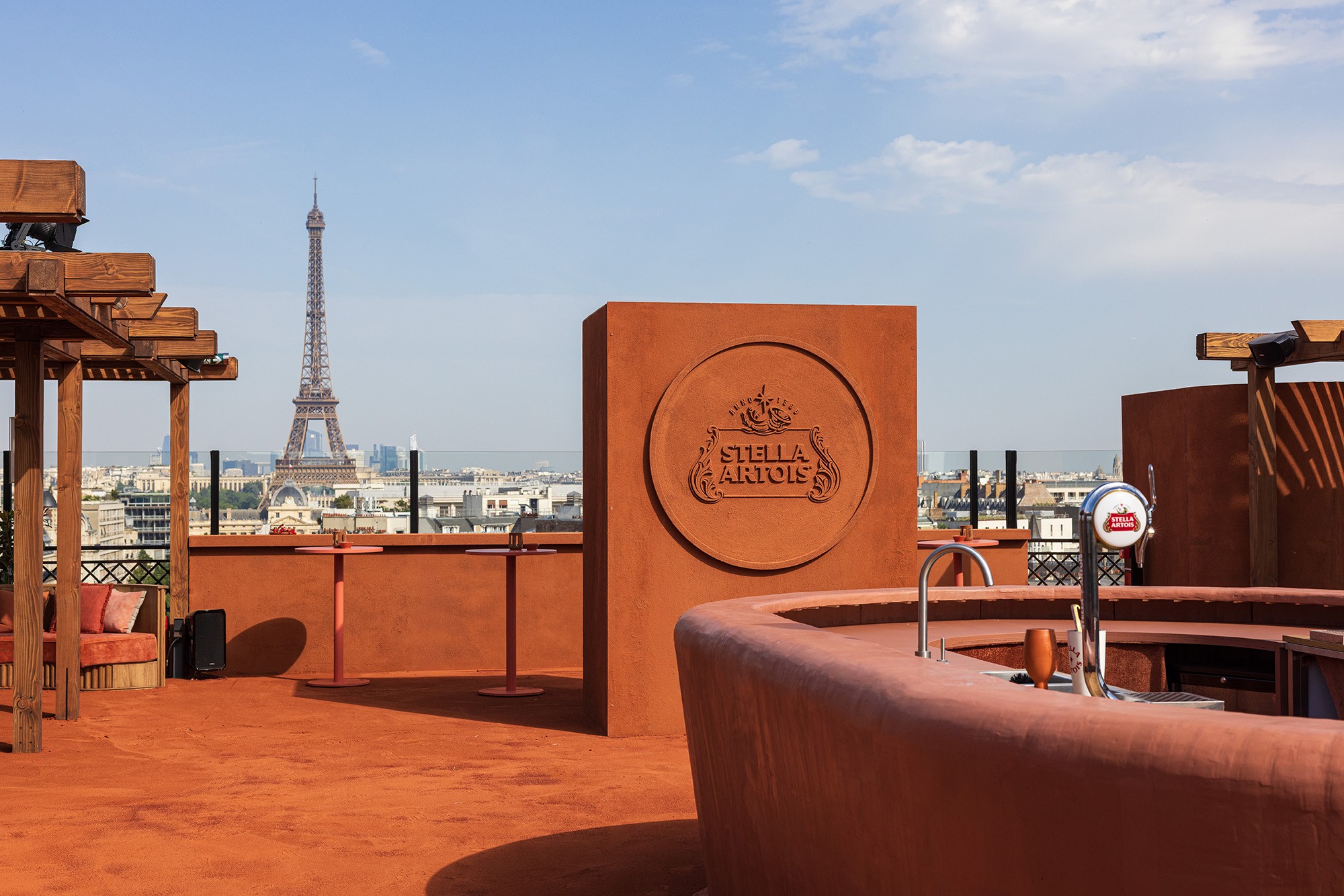 Por dentro do Stella Clay Bar, espaço revestido com o saibro de Roland-Garros