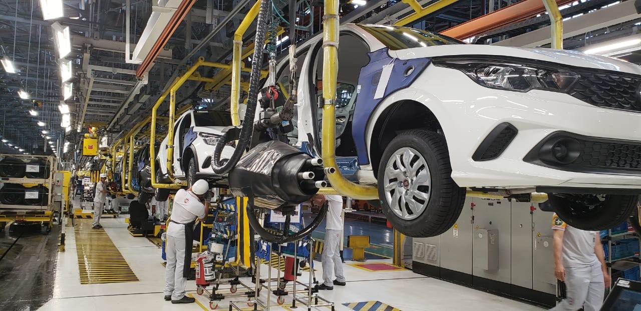 Fábrica de carros abre 104 vagas de emprego para moradores de Itaúna