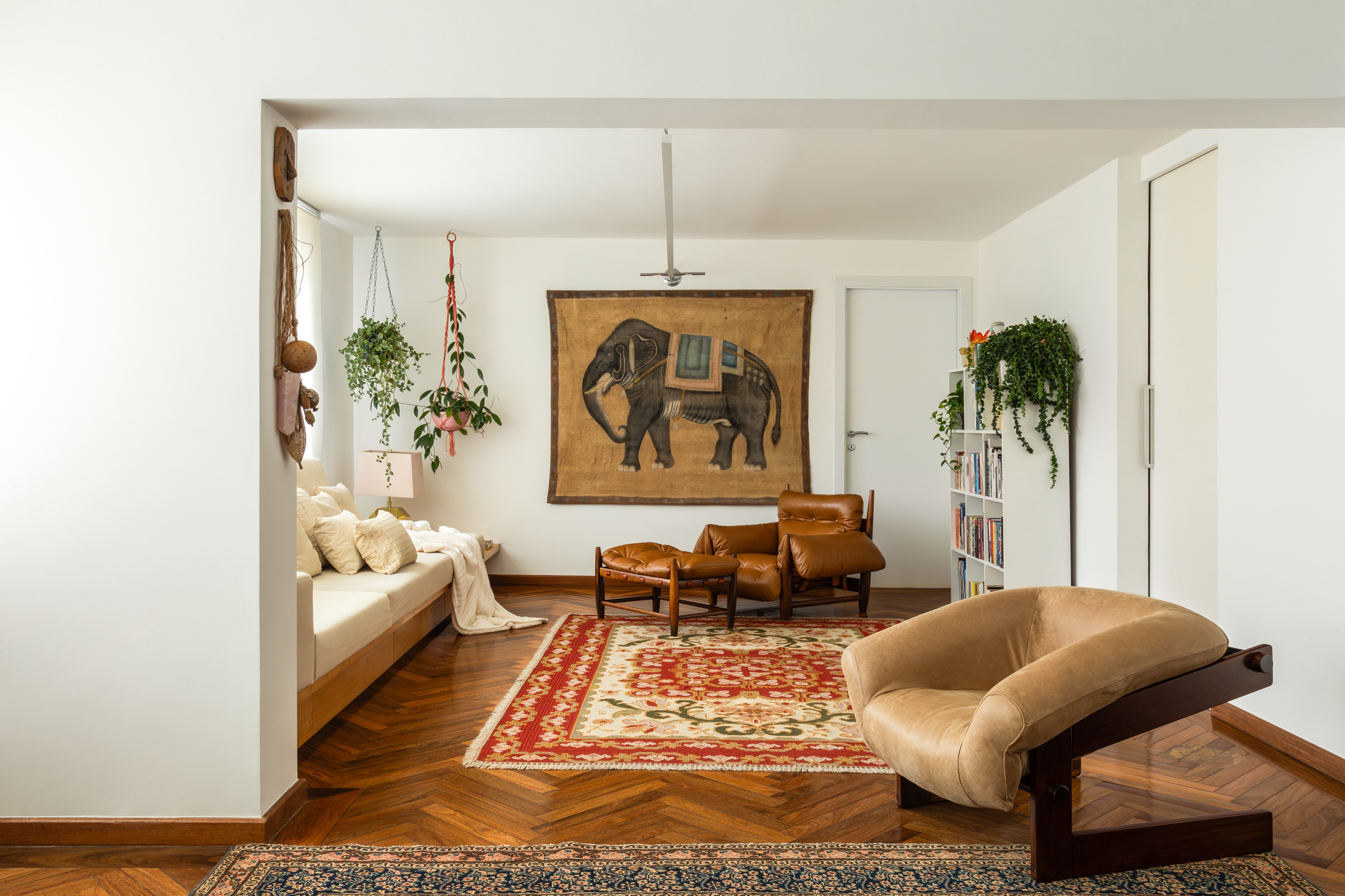 Com inspiração boho, projeto mostra como transformar três apartamentos em um só