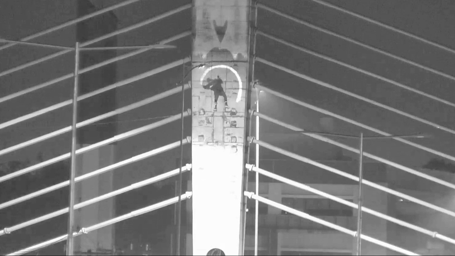 VÍDEO: Dupla é presa após ser flagrada pichando viaduto com rapel e drone na Região Metropolitana de Porto Alegre