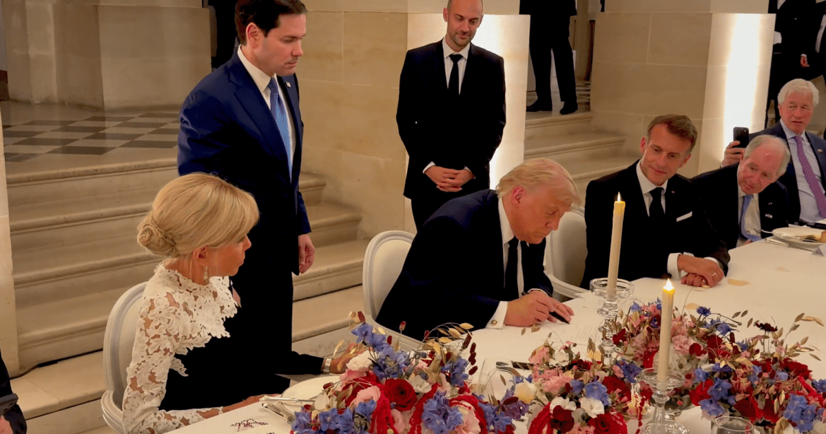 Veja o momento em que Trump assina o acordo entre EUA e Irã