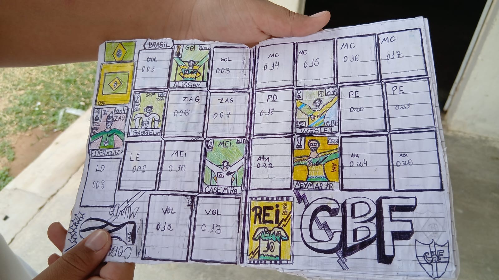 Menino de 11 anos desenha o próprio álbum da Copa no Sertão da Paraíba: ‘Tenho paixão pelo futebol’