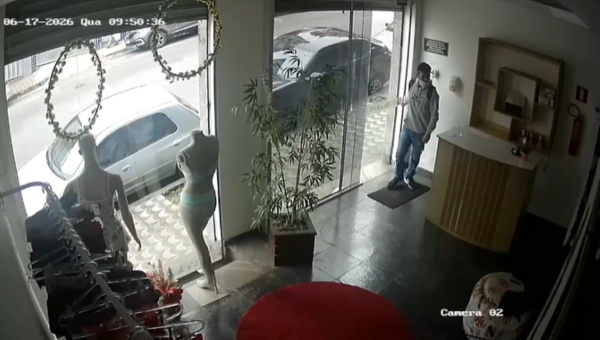 VÍDEO: Suspeito de furtar comércios no Centro de Divinópolis é procurado; homem foi flagrado por câmeras