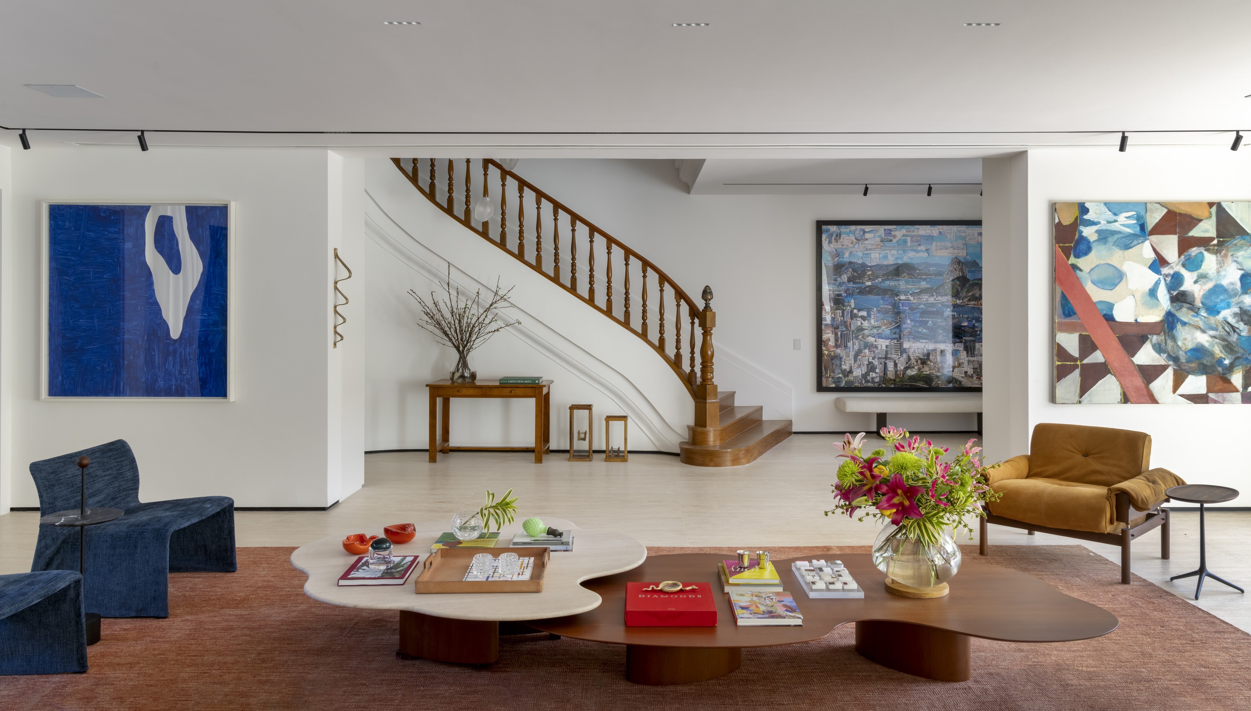 Projeto une design brasileiro e arte de peso em casa no Rio de Janeiro