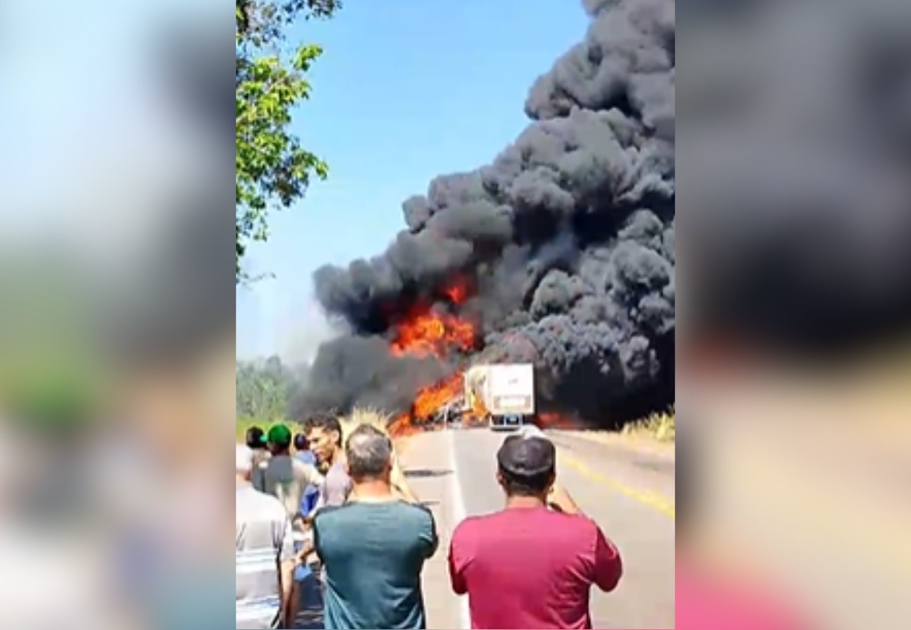 Caminhões pegam fogo após acidente e BR-153 fica totalmente interditada no TO