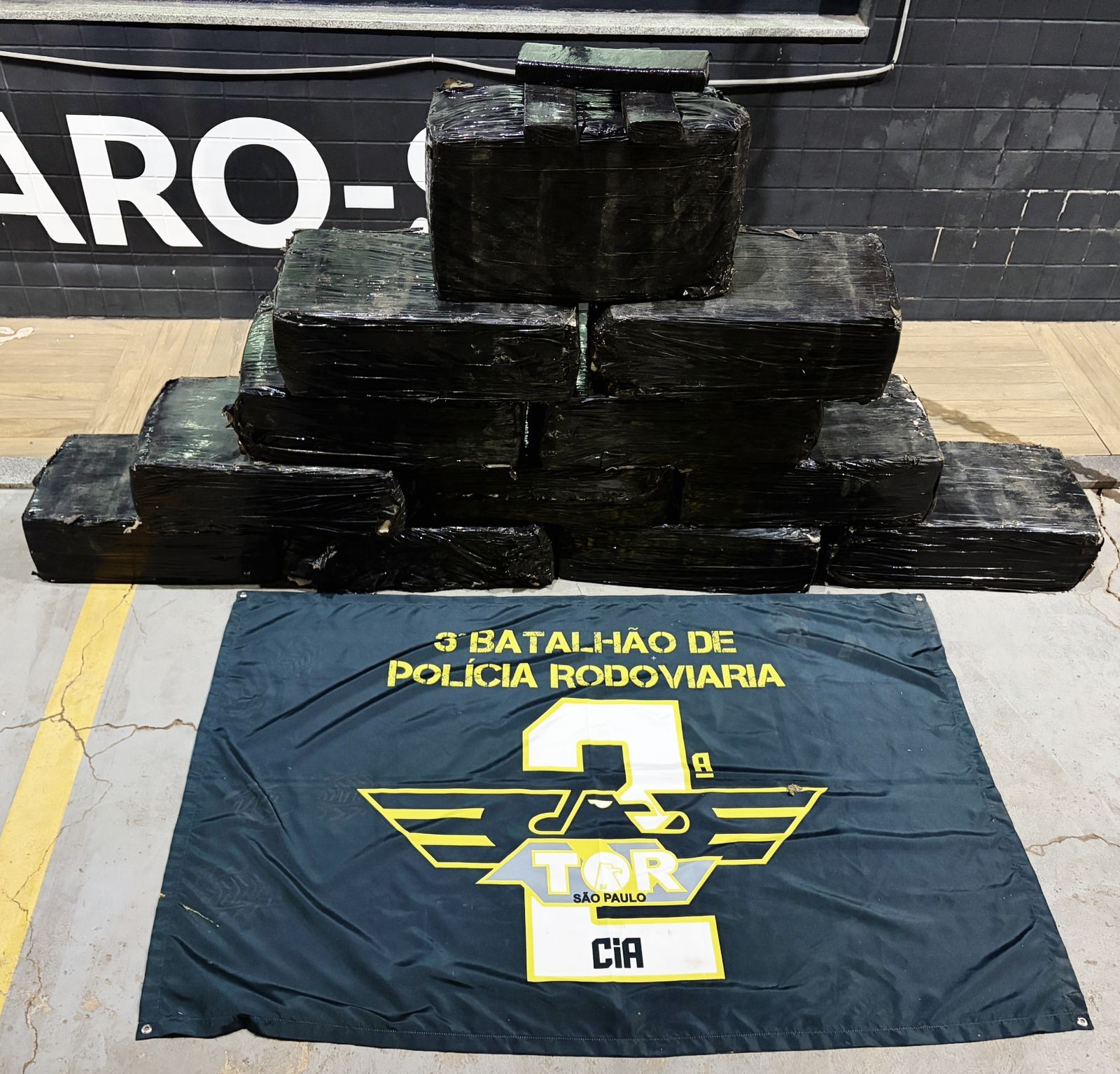 Casal é preso com 333 quilos de maconha em caminhão no interior de SP
