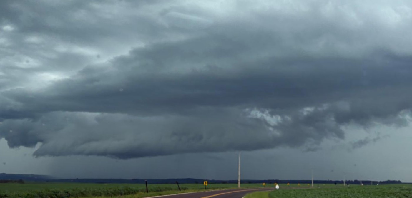 Duas frentes frias trazem chuva e queda nas temperaturas durante o fim de semana no Paraná