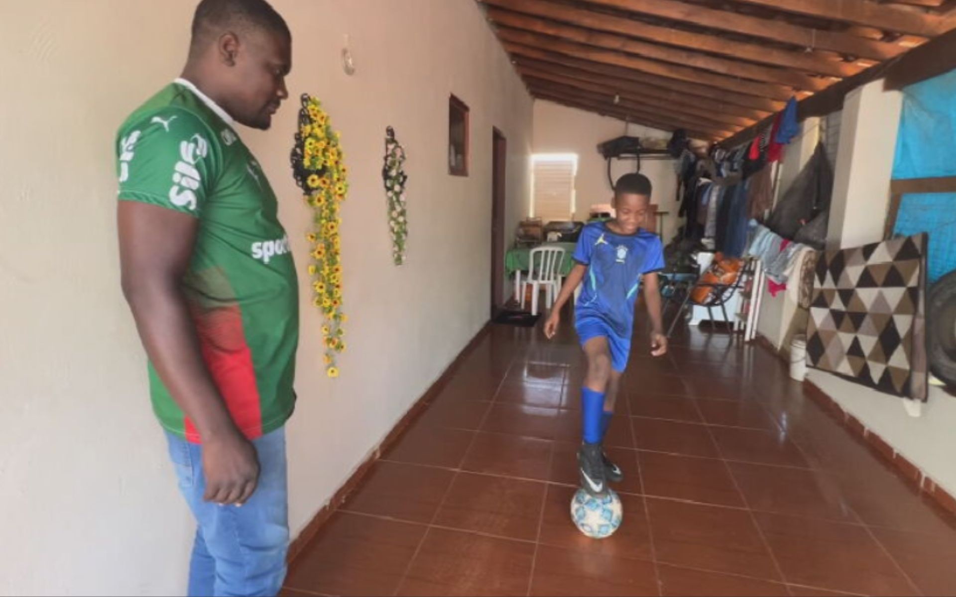 Haitiano que vive no Brasil dá nome de Neymar ao filho em homenagem ao jogador da Seleção: 'Gosto muito dele'