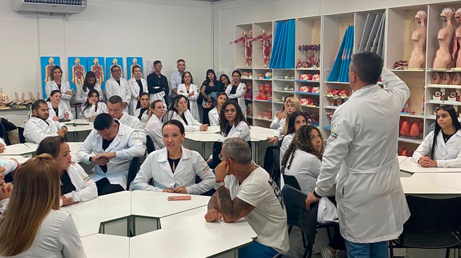 Médicos terão de atingir nota mínima em exame nacional para obter registro profissional