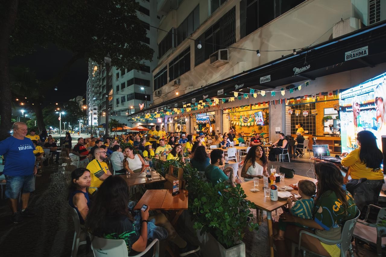 Bares e restaurantes reforçam contratação de temporários para jogo do Brasil nesta sexta-feira